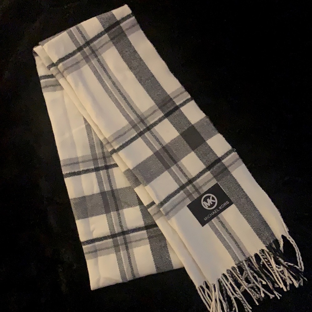 Michael Kors Women’s Classic Scarf, White & Black, One Size